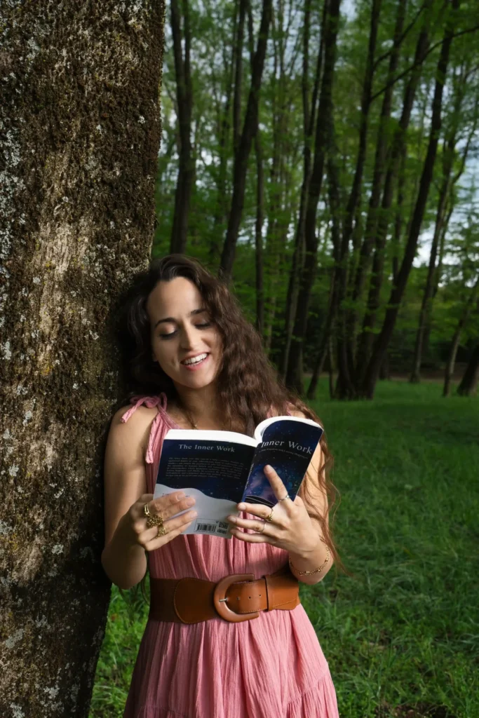 Rachele Bonalanza che legge un libro