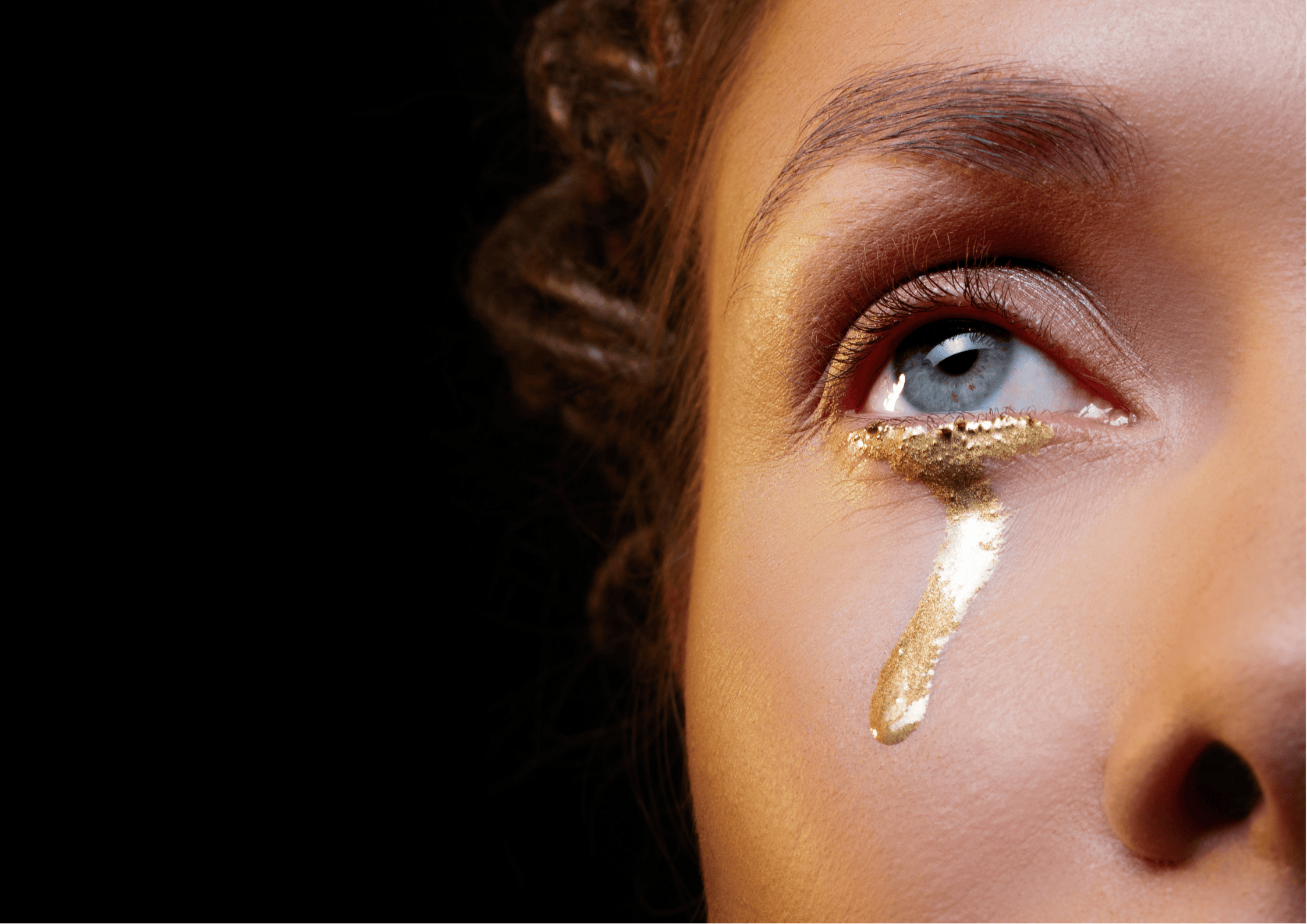 Donna che piange con lacrime doro